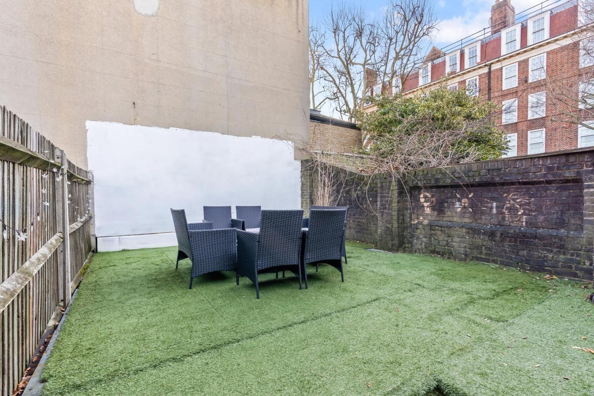 Impeccable 4-bed House In Brixton Londra